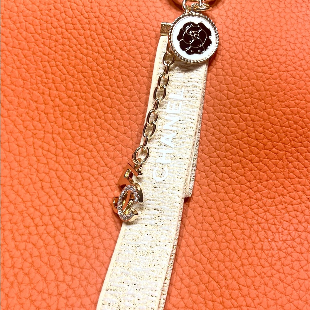 CHANEL Cream and Gold Key Holder - Bag Charm NIB - Picture 6 of 13